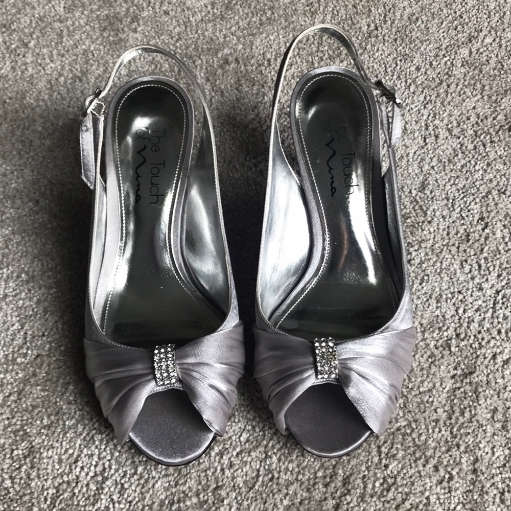 Nina silver sling back low heel open toe pump 6.5